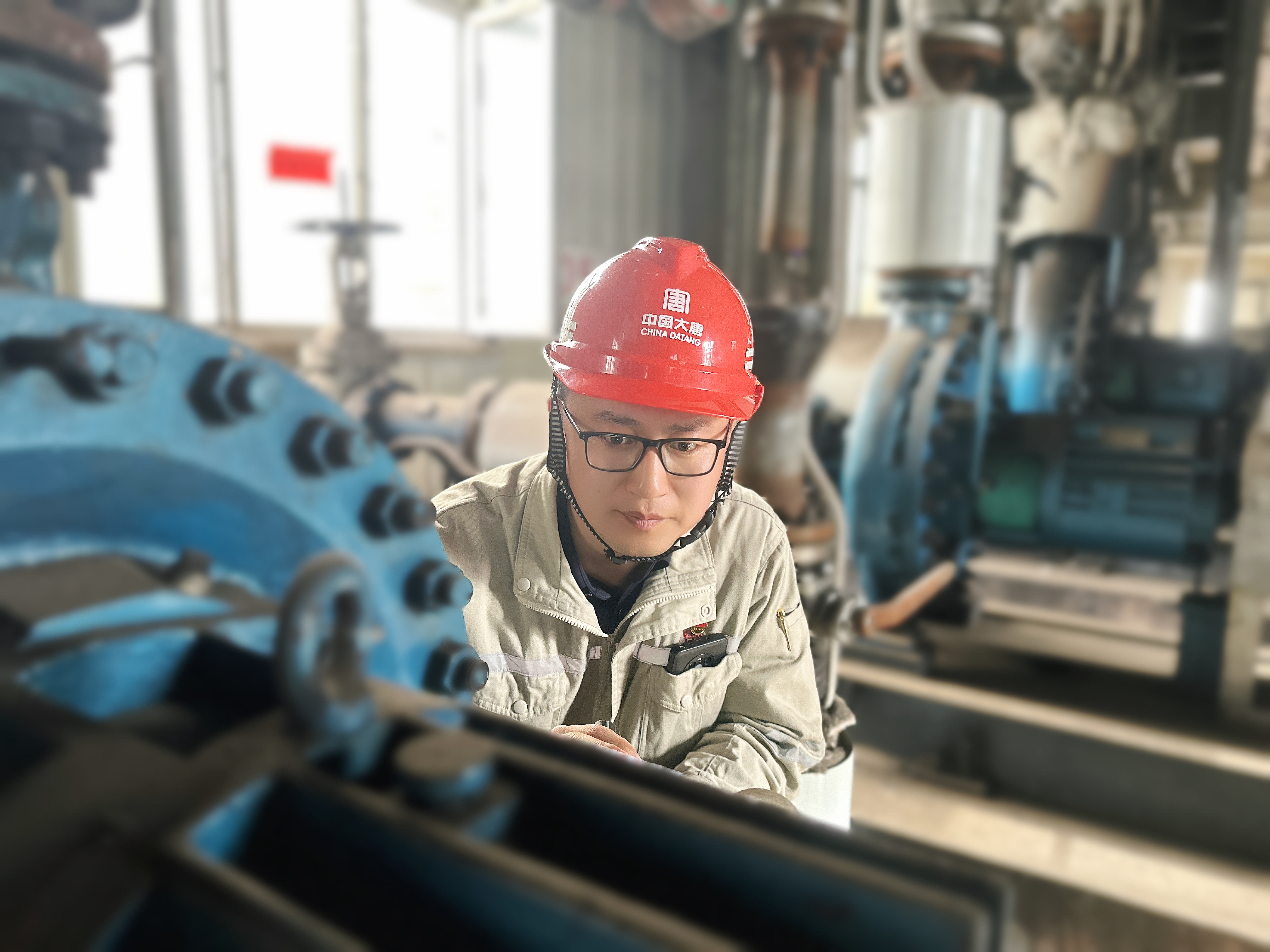 1717123191893000108.jpg 6.克旗煤制天然气公司李海润检查现场机泵运行情况.jpg